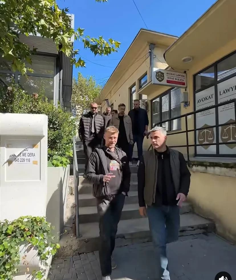 Tik-tokeri i njohur viziton Vushtrrin: Tahiri e prezanton me qytetin dhe pinë çaj me të