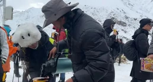 Vazhdojnë përpjekjet për të shpëtuar 200 alpinistët e bllokuar në Everest