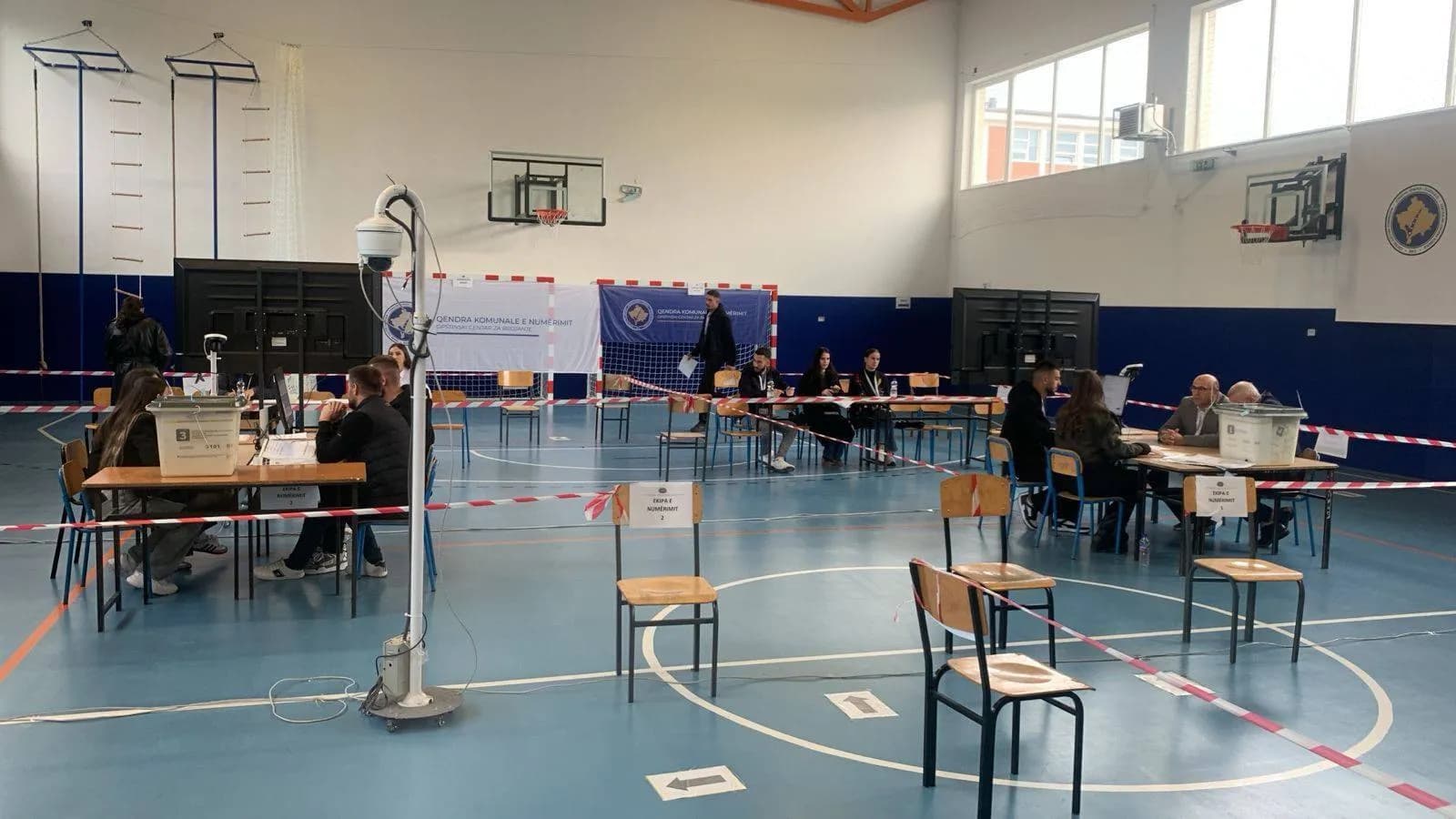 Verifikimi i votave përfundon në disa komuna të vogla, në qendrat e mëdha vazhdon ngadalë
