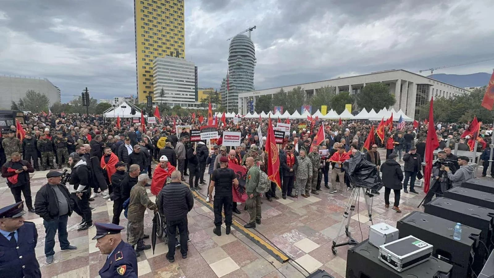 Veteranët e UÇK-së falënderojnë qytetarët pas protestës në Tiranë