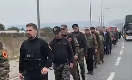 Veteranët e UÇK-së kalojnë kufirin në këmbë për të protestuar në Tiranë