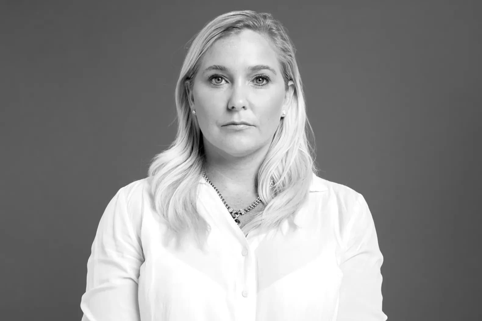 Virginia Giuffre tregoi se u përdhunua nga një “kryeministër i njohur”: Tallej ndërsa i lutesha të ndalonte