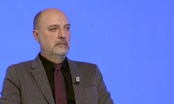 Visar Ymeri e lavdëron mësimin tërëditor në Prishtinë: Kryeqyteti e ka shtru standardin, shpresoj ta zgjerojë