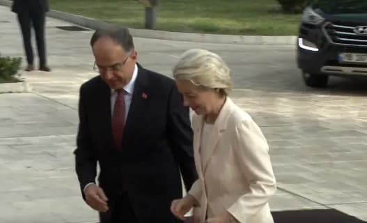Von der Leyen mbërrin në Presidencë, pritet nga Begaj