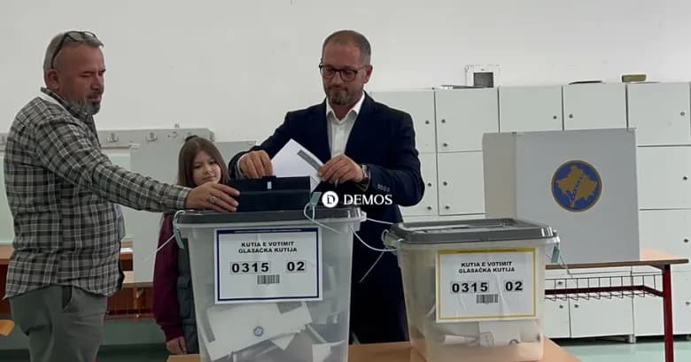 Voton kandidati për kryetar të Drenasit, Petrit Hajdari: Pak minuta për të dhënë votën, janë shumë për të ardhmen