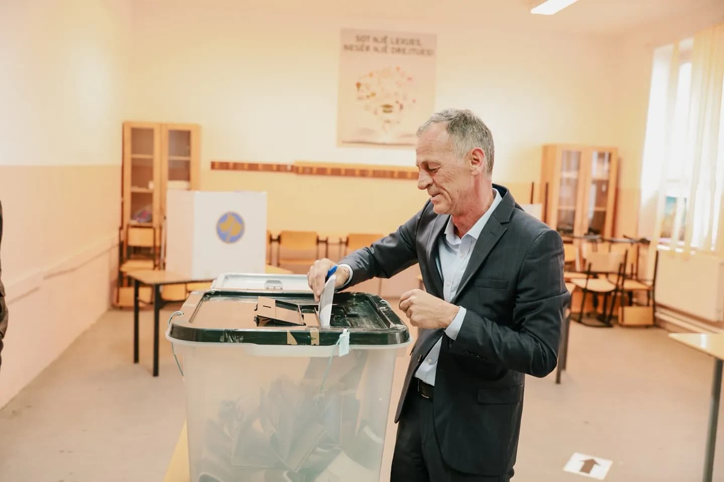 Voton kandidati për kryetar të Fushë Kosovës, Besnik Osmani