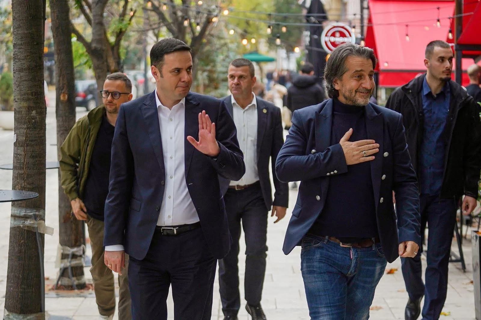 Abdixhiku rrugëve të Prishtinës me Ramën, shfaqen të buzëqeshur: Prishtinë, 9 nëntor