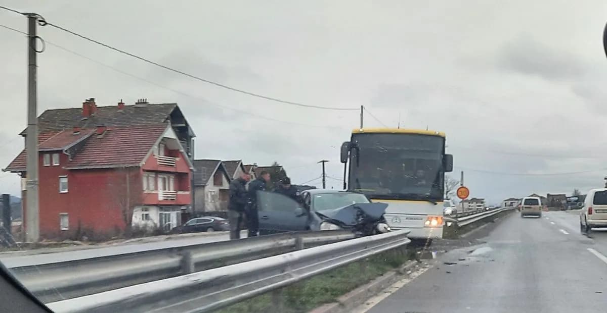 Aksident autobusi në rrugën Prishtinë–Podujevë, përplaset me një veturën