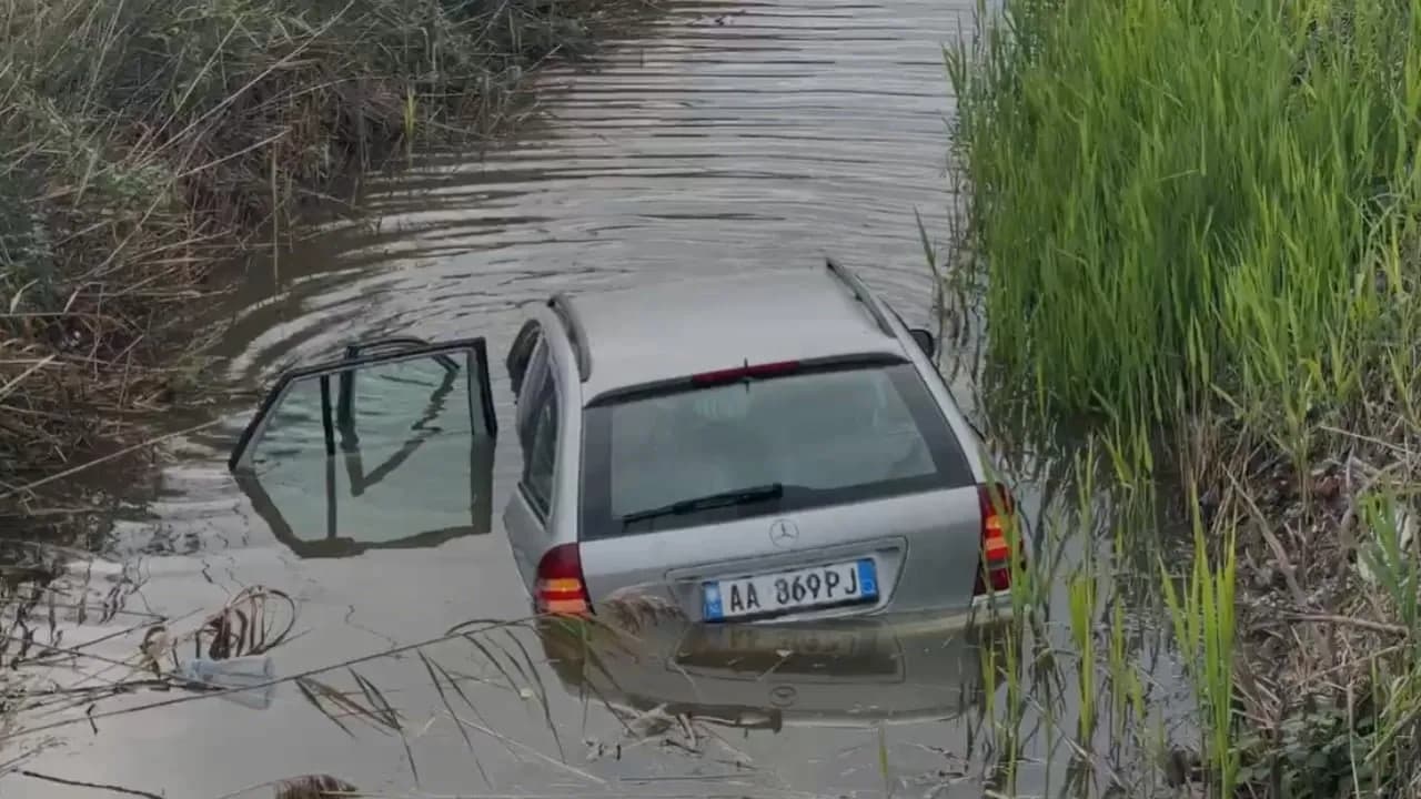 Aksident i rëndë në rrugën Lezhë-Milot, vetura përfundon në kanalin me ujë