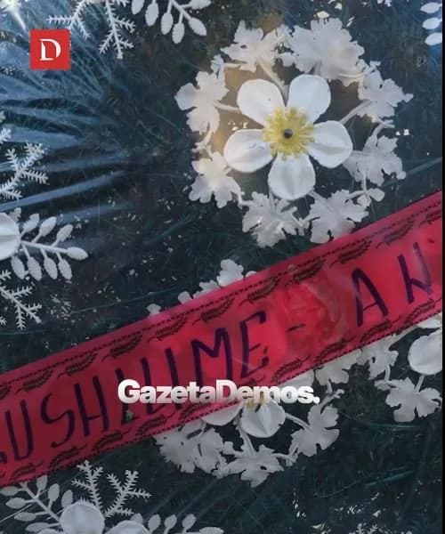 Ndodh edhe kjo: Dy simpatizantë të flakët të Kurtit vendosin kurora lulesh me mbishkrimin “ngushëllime opozita” tek ura e ibrit