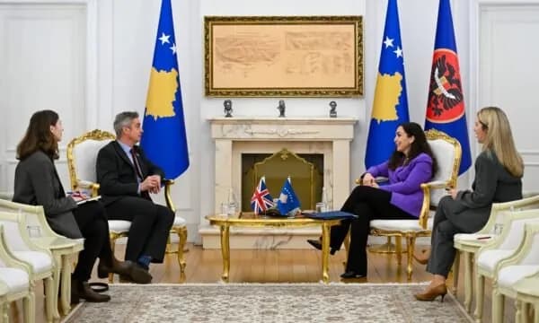 Ambasadori britanik pret që partitë me bashkëpunim t’i formojnë institucionet pas zgjedhjeve: Kosova s’mund të lejojë të humbë kohë më