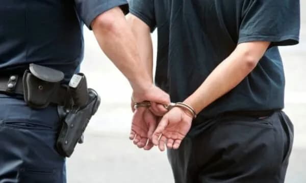 Arrestohet vushtrriasi për posedim të armës pas bastisjes nga policia