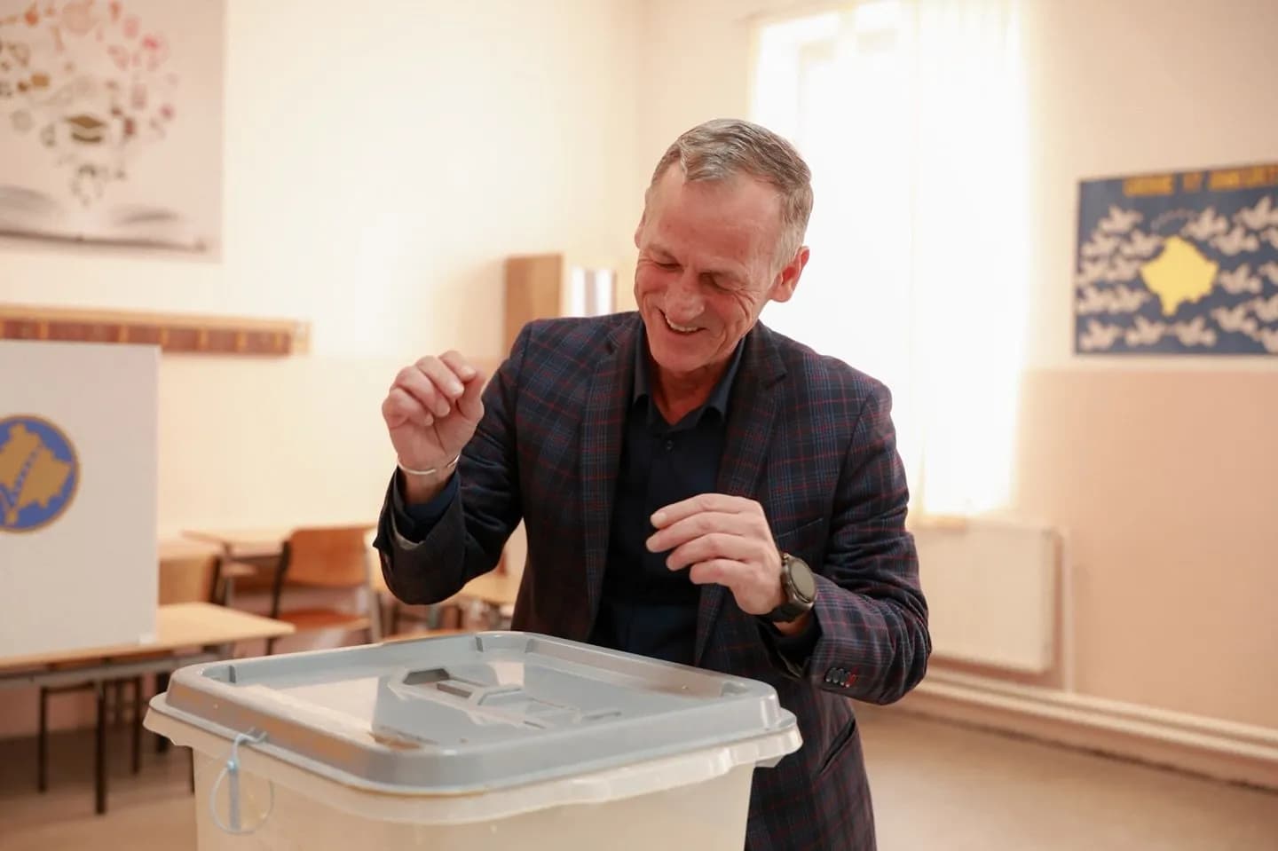 Besnik Osmani ushtron të drejtën e votës në Fushë Kosovë: Të votojmë me qetësi dhe dashuri për qytetin tonë
