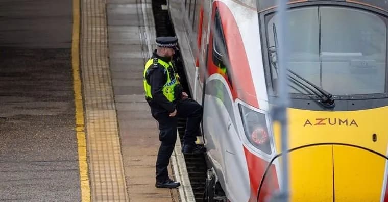 Dëshmitar i sulmit me tren në Angli: Duhej të trokitnin dyert, sikur të ishim në një kuti