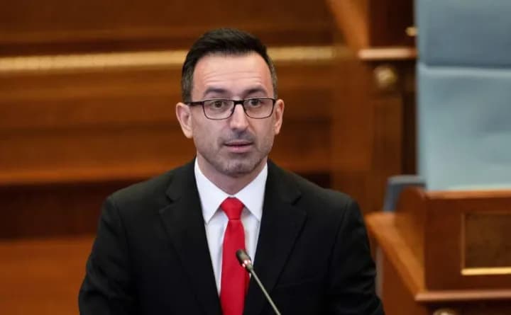 Dimal Basha krahasoi rastin Dehari me Millosheviqin, avokati kosovar paralajmëron padi për kryeparlamentarin