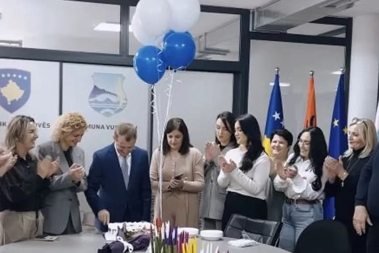 E fitoi Vushtrrinë edhe për një mandat, Ferit Idrizi pritet me tortë në Komunë