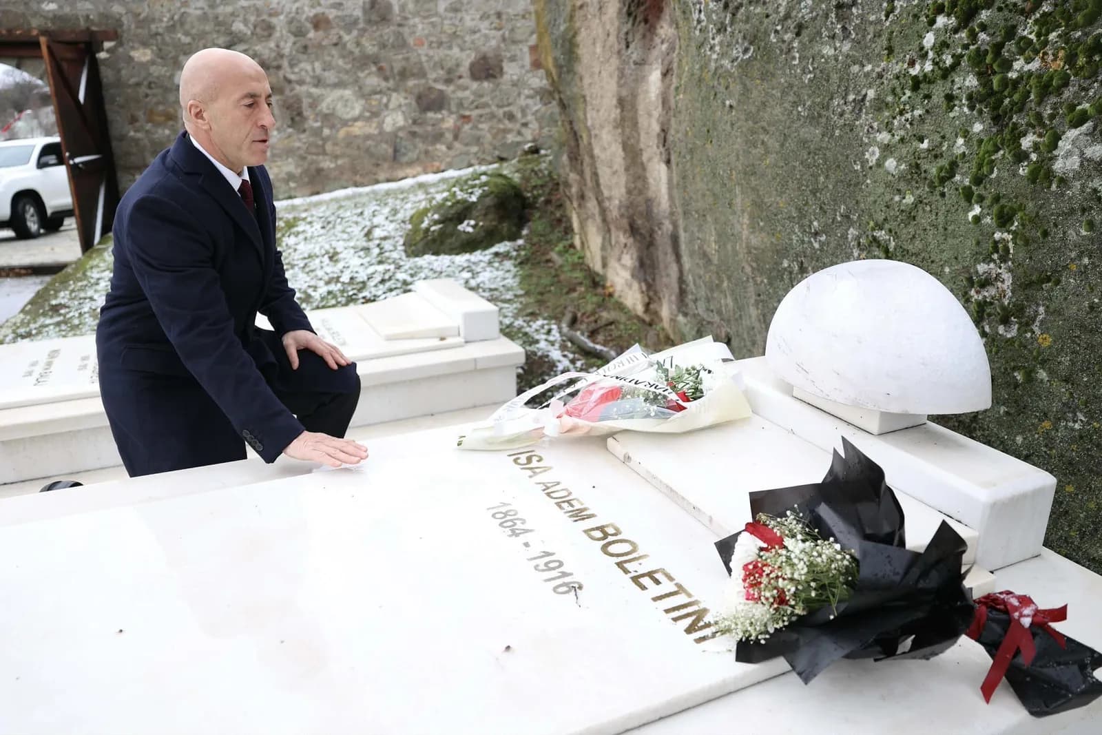 Festa e 28 Nëntorit, Haradinaj bën homazhe te varri i Isa Boletinit: Mbetet frymëzim për shqiptarët