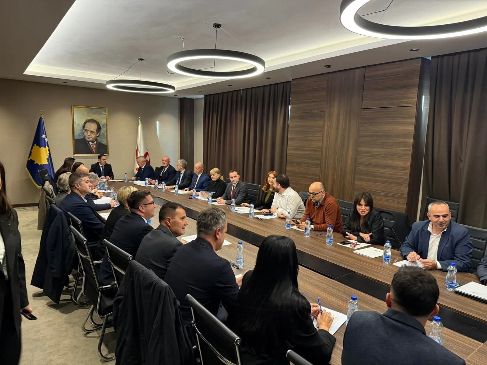 Gati tri orë që nga nisja e mbledhje së Kryesisë së LDK-së ku pritet të caktohet kandidati për kryeministër