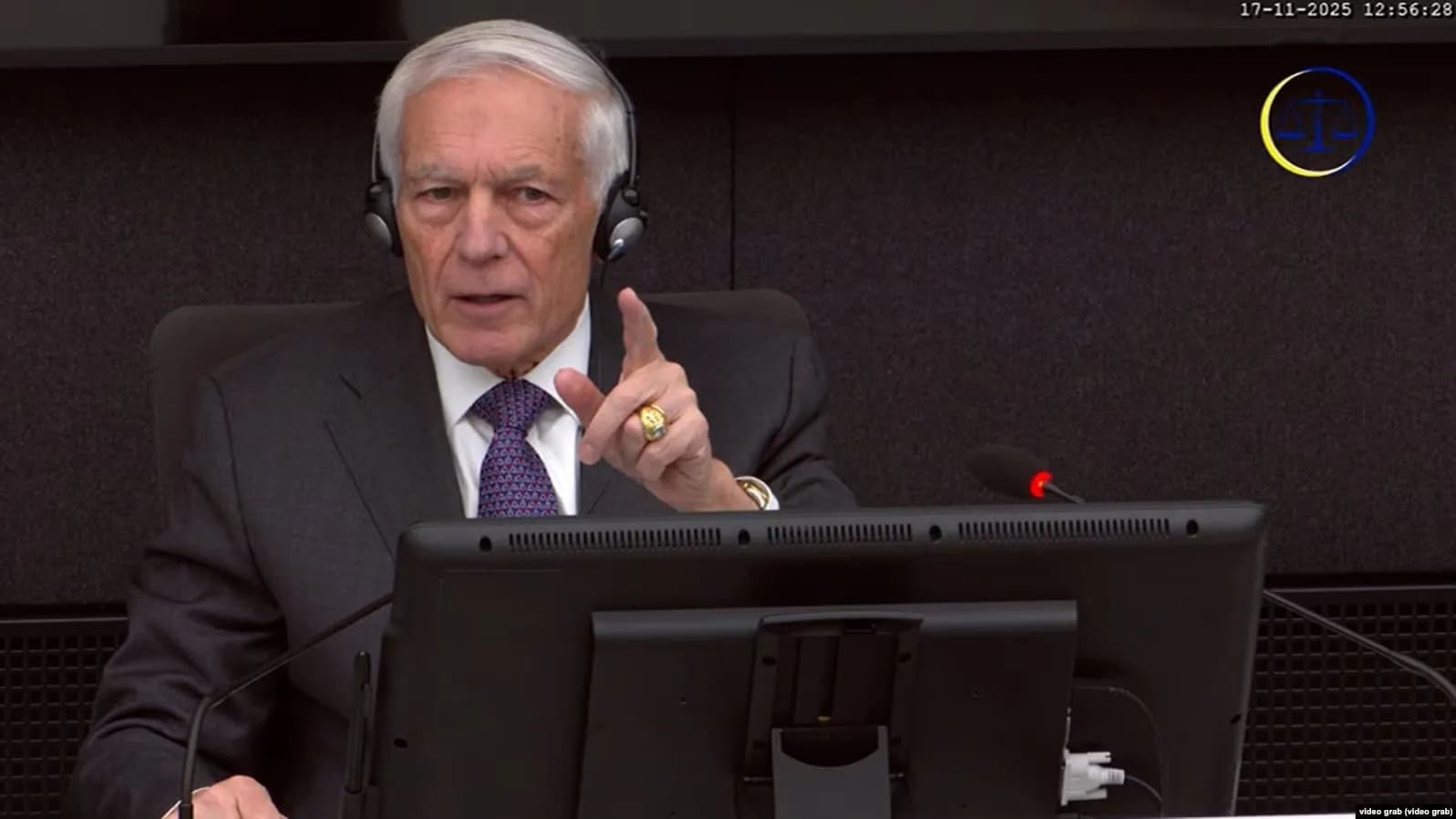 Gjenerali amerikan, Wesley Clark përfundon dëshminë e tij në Hagë – E tha qartë që UÇK-ja nuk ishte organizatë terroriste