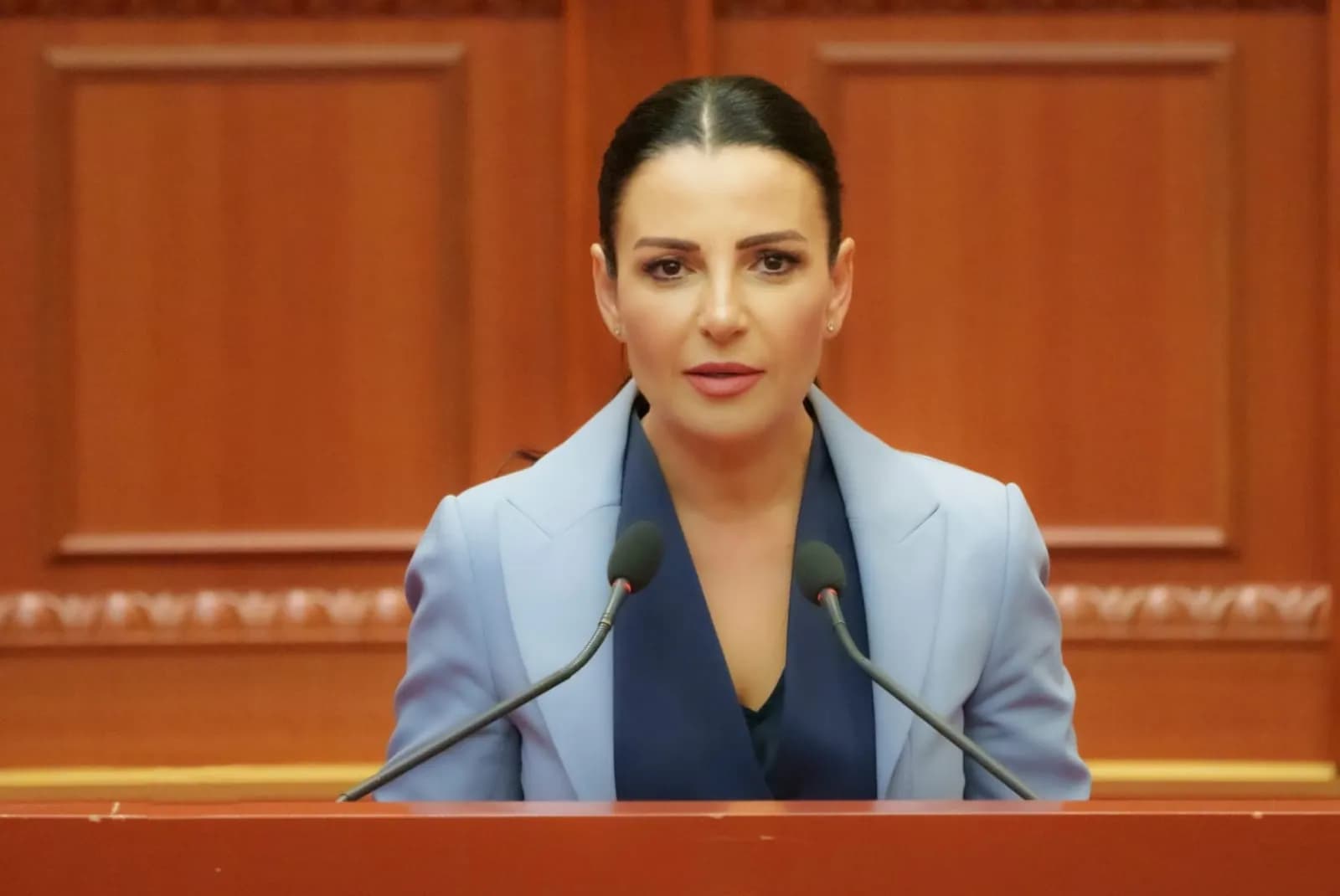 Gjykata e Posaçme pezullon nga detyra zv.kryeministren Balluku, e ndalon të dalë jashtë vendit
