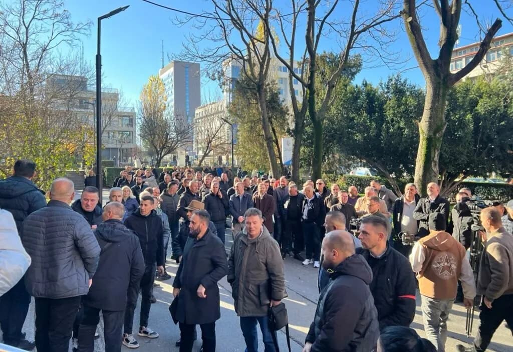 “Hekuran, a e ke marrë pagën ti?”, protestuesit kanë një pyetje për ministrin