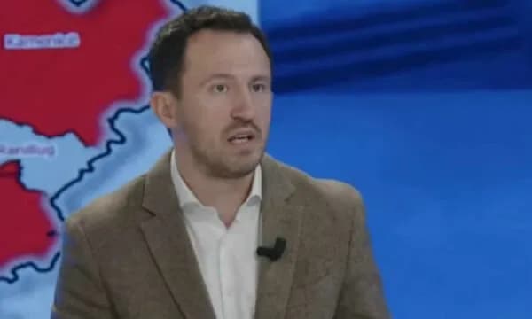 “Hera parë që një kryeministër shantazhon haptas” Albert Krasniqi për Kurtin: Nuk është i thirrur t’iu shërbejë veç kandidatëve të tij