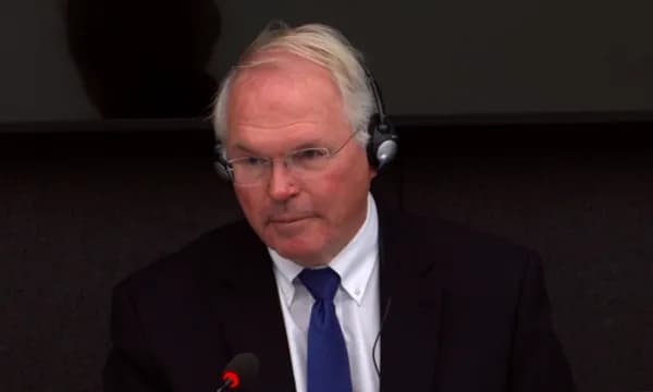 Hill: Termi ‘terroristë’ për UÇK-në bëri që serbët ta sulmonin familjen Jashari