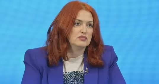 Hoxha pyet Osmanin: Me çfarë të kanë bindur e nderuar Presidente?