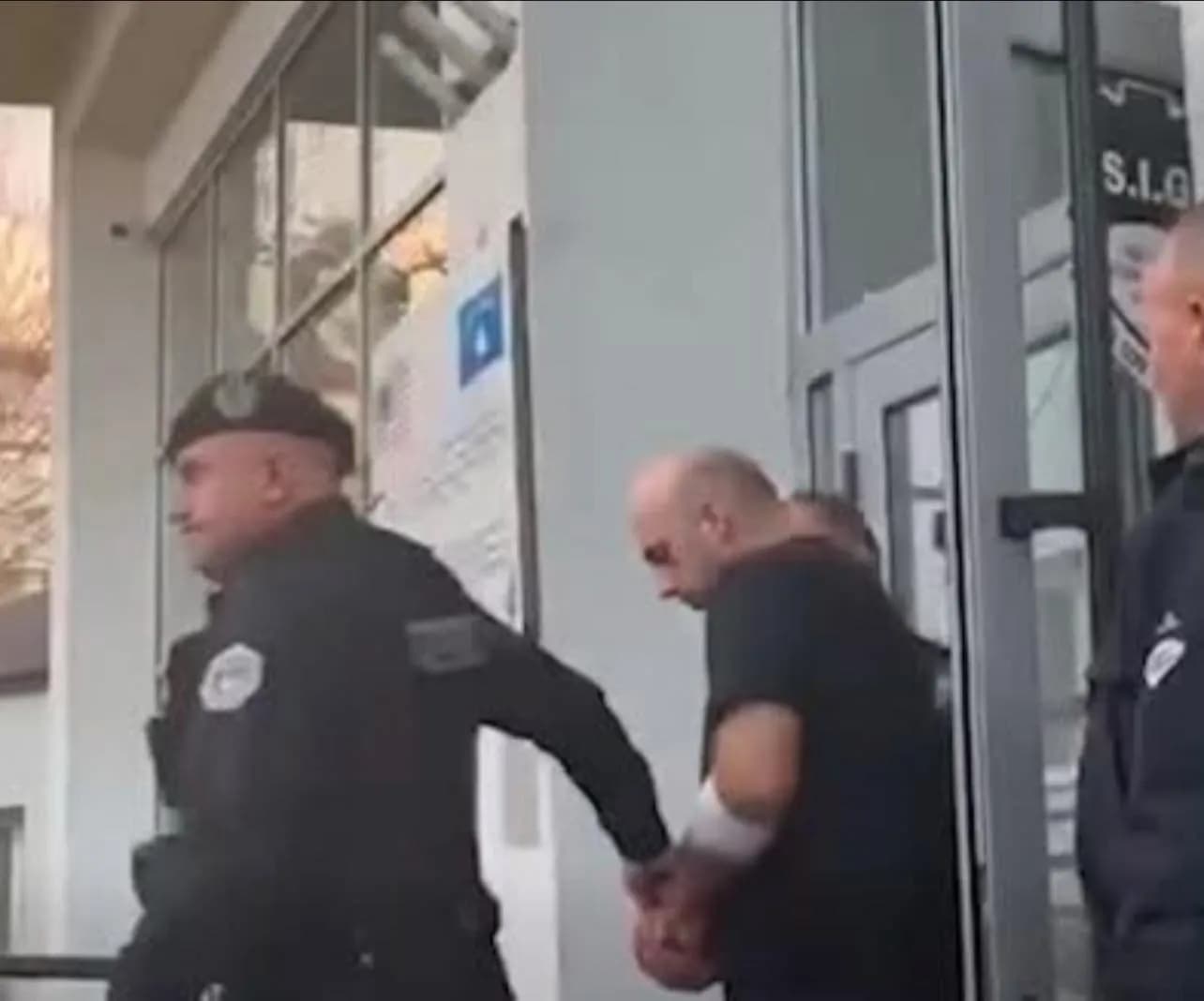 I dyshuari për vrasjen e dyfishtë në Malishevë lirohet nga spitali me pranga e i rrethuar me policë