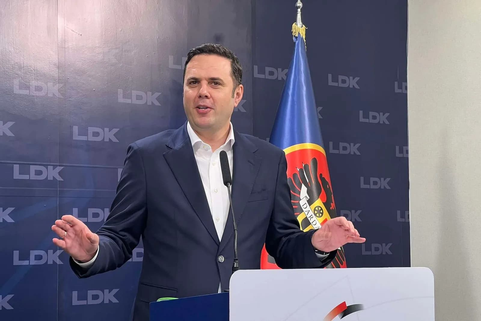 Ironizon Abdixhiku, falëndëron VV-në dhe kundërshtarët që po i tregojnë se si duhet të udhëhiqet LDK-ja