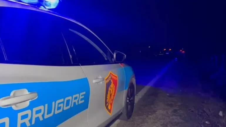 Katër armë zjarri brenda automjetit të djegur pas atentatit, policia shqiptare jep detajet