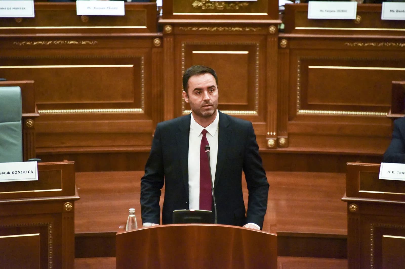 Konjufca prezanton kabinetin qeveritar, ia ndërron Kurtit Dimal Bashën me Besnik Bislimin