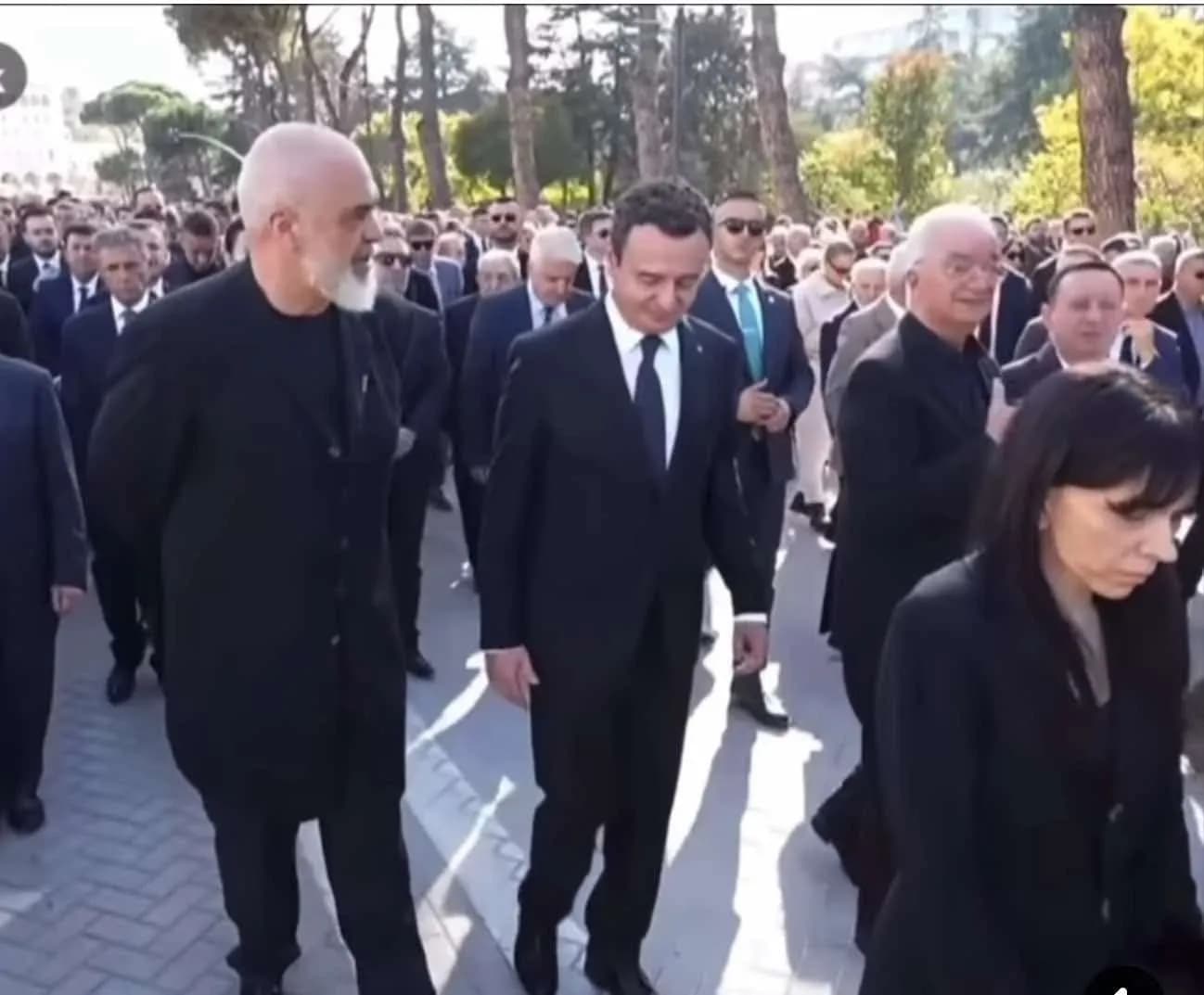 Kortezhi për Fatos Nanon, Kurti shihet mes Edi Ramës e Xhavit Halitit në bulevard