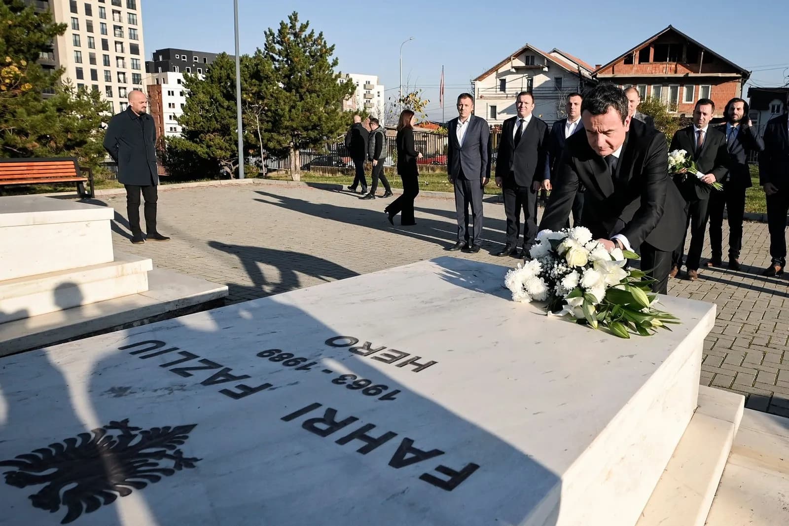 Kurti kujton dëshmorët Afrim Zhitia e Fahri Fazliu në 36-vjetorin e rënies: Zgjuan ndërgjegjen e popullit për mosnënshtrim