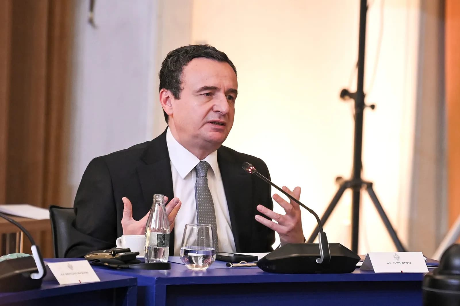 Kurti në Tiranë shprehet i bindur se zgjedhjet e jashtëzakonshme do të rezultojnë me të si Kryeministër