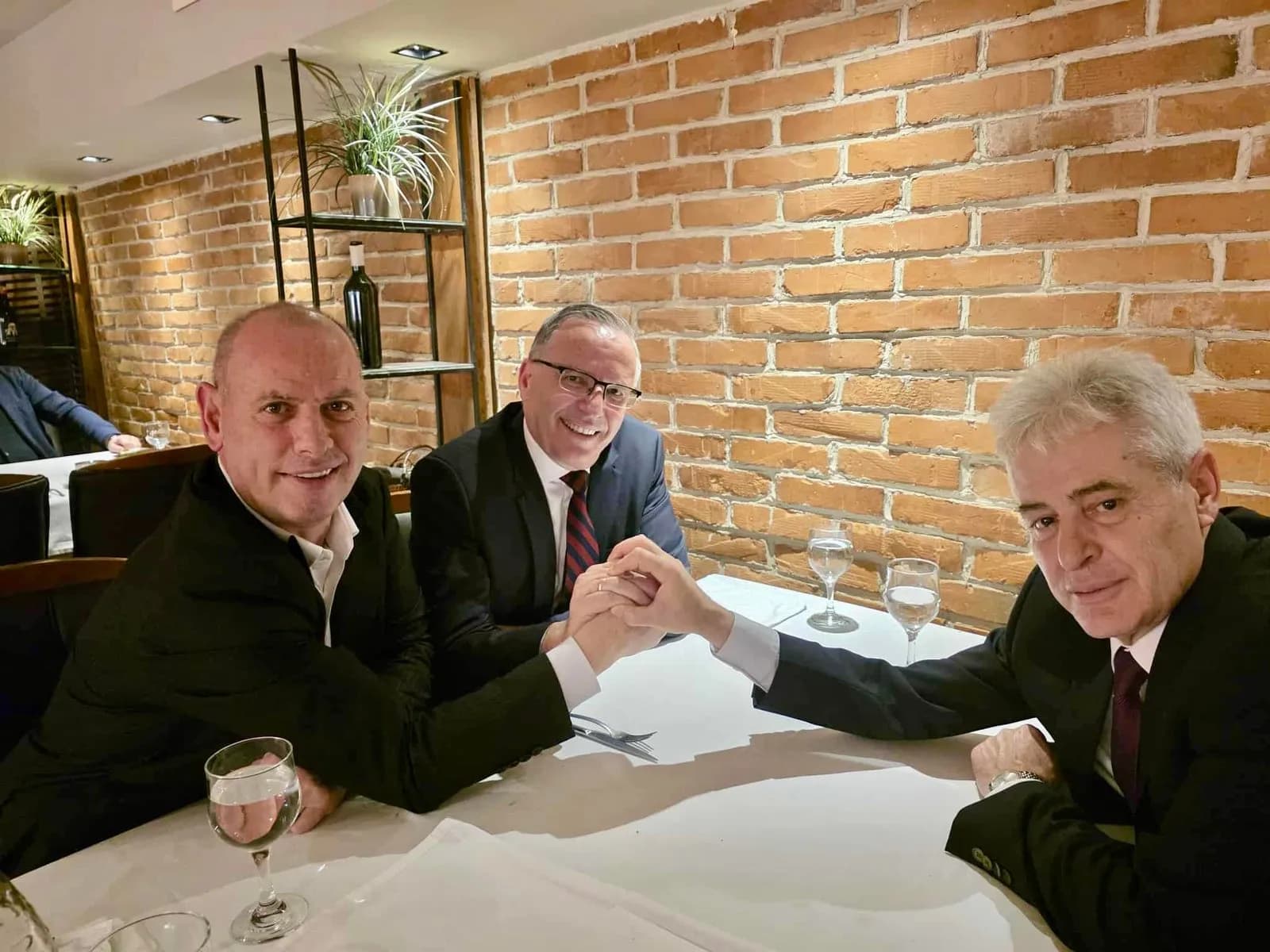 Ky ishte mesazhi i Ali Ahmetit pas takimit me Hamzën, Lladrovcin dhe Lushtakun