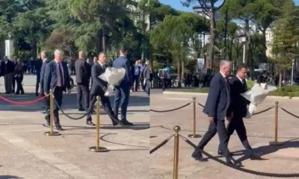 Me buqetë me lule në duar në homazhe, Noka dhe Gjekmarkaj nga PD-ja e Berishës e nderojnë Nanon