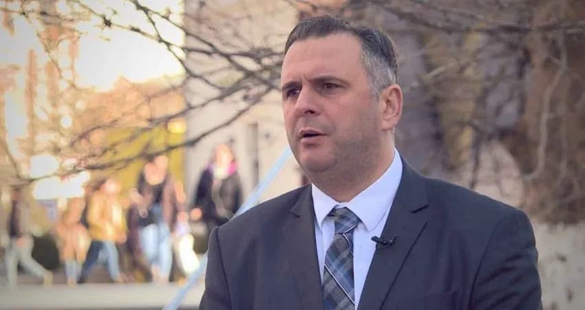 Mefail Bajqinovci poston foto me “rrethin e ngushtë”, duket entuziast për Konjufcën