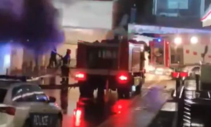 Një pjesë e një objektit dyshohet se u përfshi nga zjarri mbrëmë në Prishtinë, zjarrfikësit u panë në vendngjarje