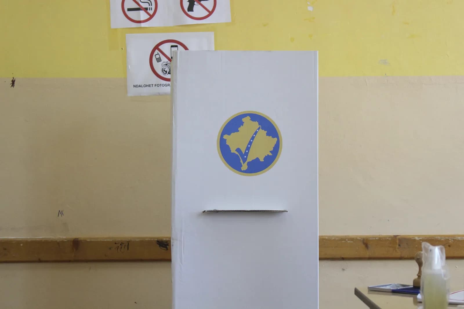 Njëri nga dy kandidatët u tërhoq nga gara, KQZ tregon se votimi mbahet edhe në Kllokot