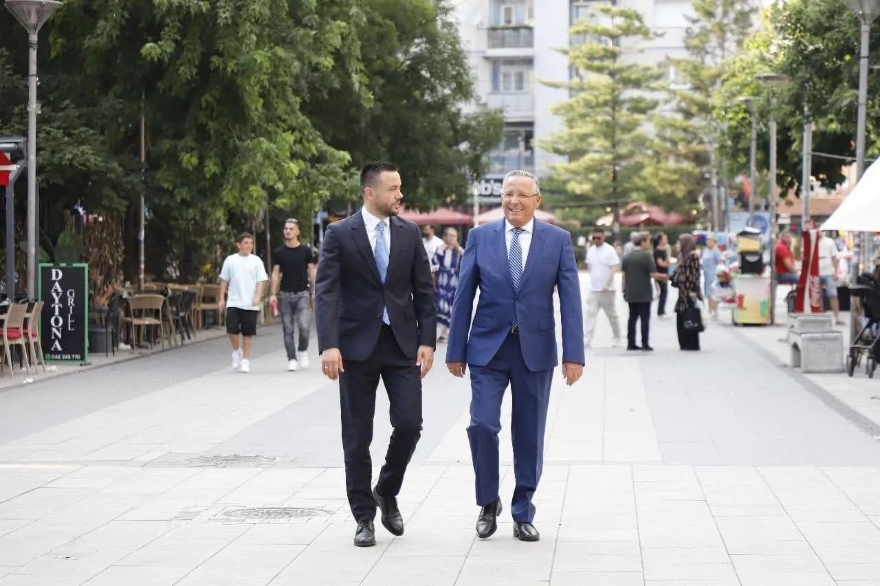 Pak orë para mbylljes së votimeve, Hamza del me një reagim