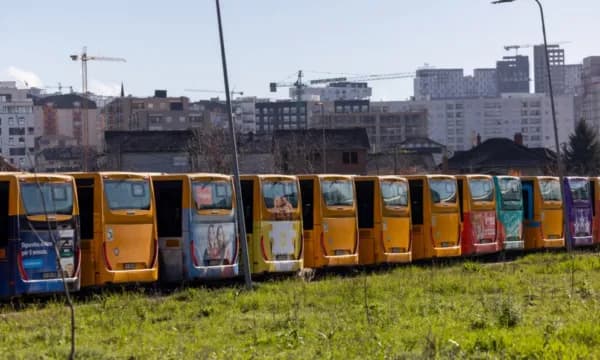 Pamje të autobusëve duke “pauzuar” pasi transporti publik u ndërpre nga sot në kryeqytet