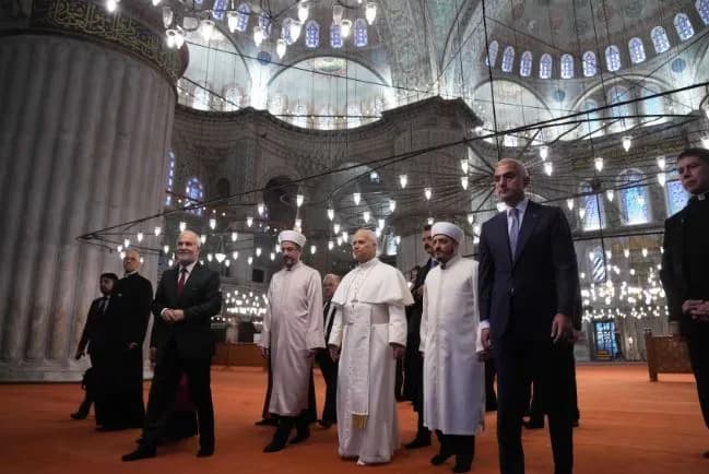 Papa heq këpucët gjatë vizitës në xhaminë e Stambollit, por nuk lutet