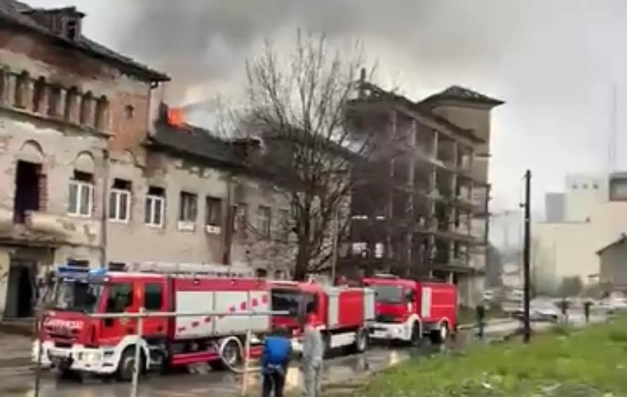 Përfshihet nga zjarri një ndërtesë në Fushë Kosovë, Policia e zjarrfikësit në vendngjarje