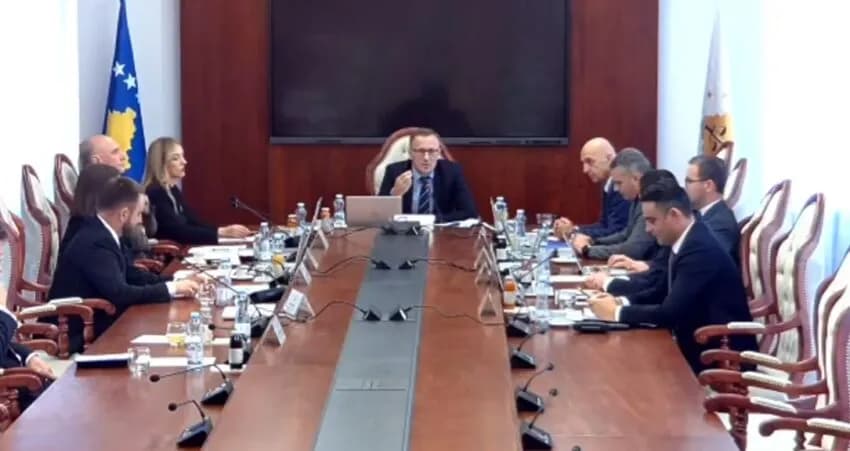 Përplasje në mbledhjen e KPK-së, Kelmendi e quan “plan” kërkesën për shkarkimin e tij dhe largohet nga salla
