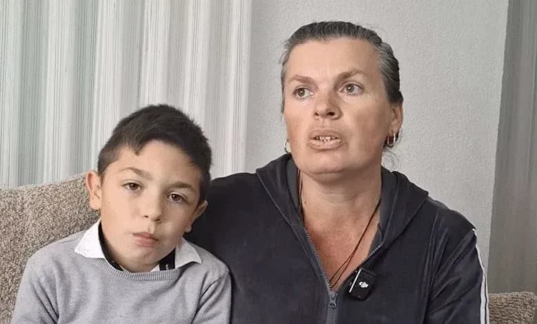 “Po luan me kokën”: Nëna nga Graçanica ndihet e frikësuar, i përjashtohet djali nga shkolla – shkak shtëpia e ndërtuar nga Qeveria