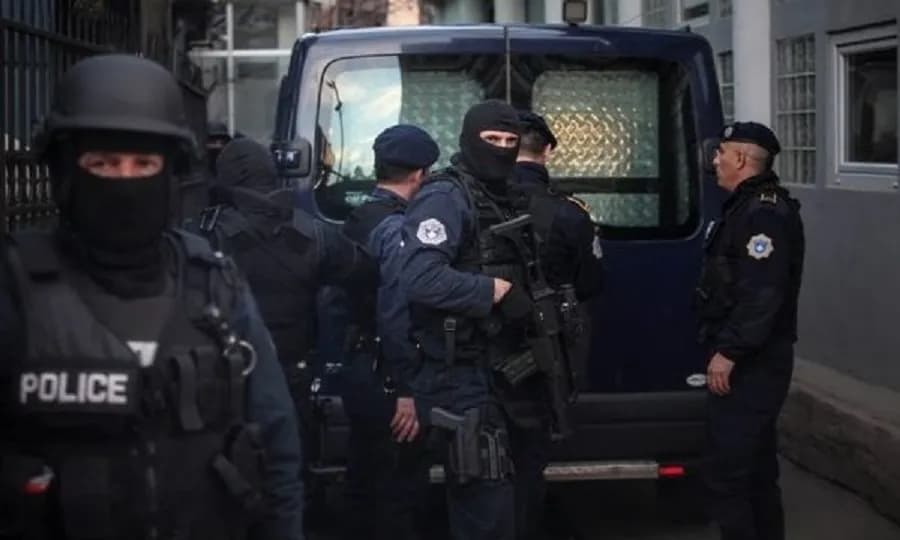 Policia me aksion të madh në Deçan: Tre të arrestuar – kapen armë, granata dore e narkotikë
