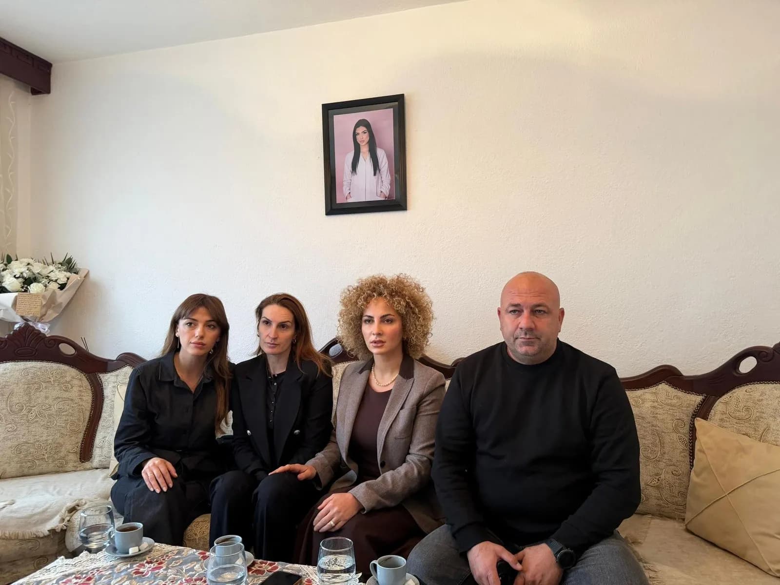 Presidenca viziton familjen e studentes së ndjerë Daorsa Spahija në Gjakovë, Kadaj-Bujupi siguron mbështetje përgjatë procesit të hetimeve