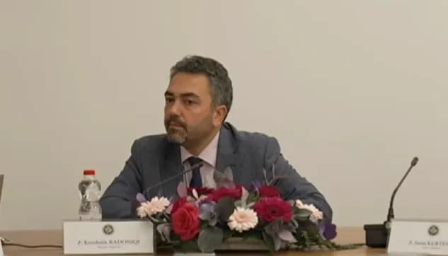 Radoniqi: Personat që nuk dinë shkrim-lexim nuk kanë të drejtë vote me asistencë