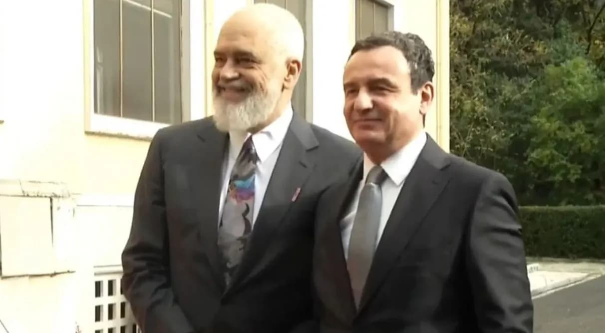 Rama pret Kurtin në Samitin “Our pathway to EU”, shtrëngojnë duart